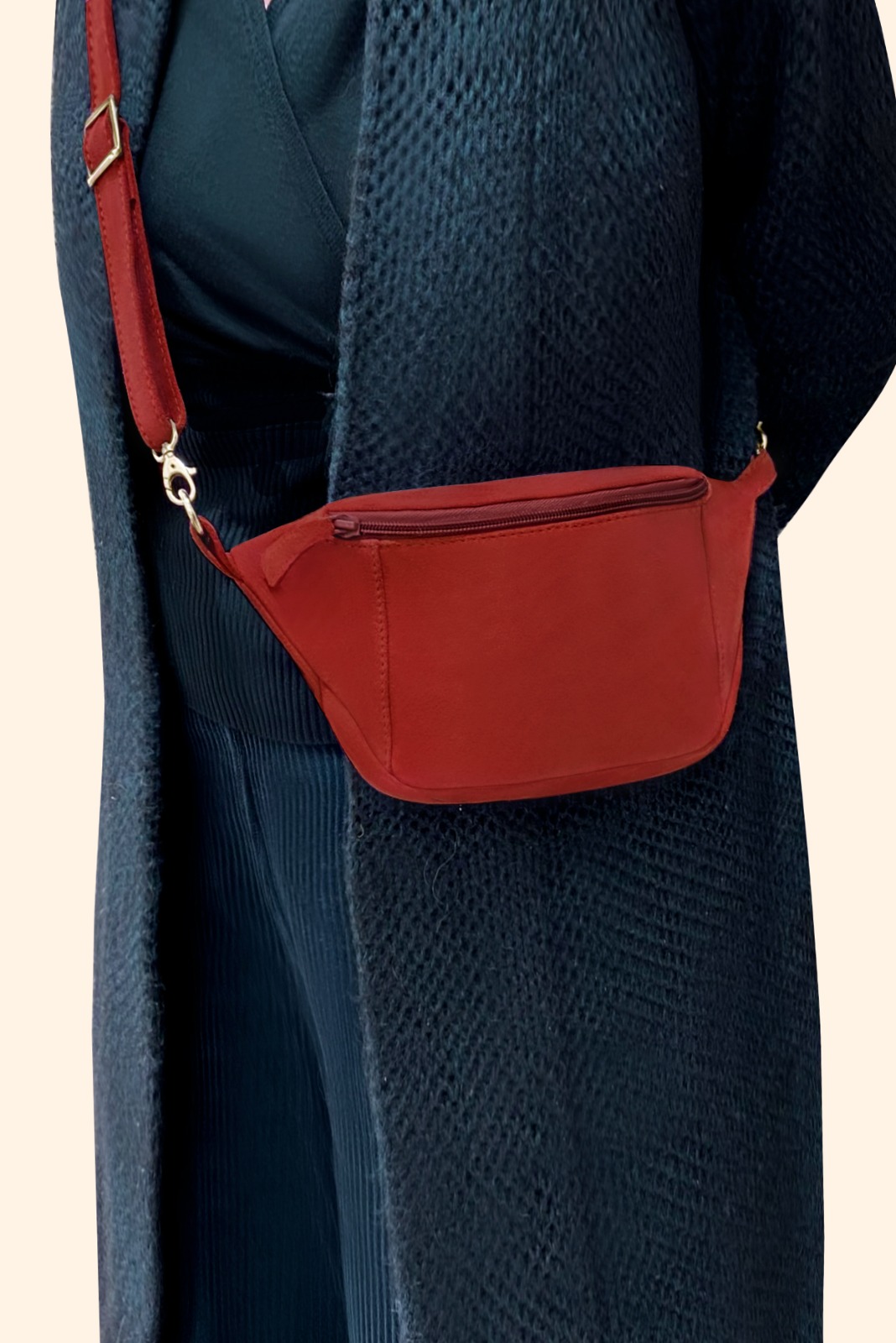 Pochette femme habillée  rouge coquelicot pour mariage, cérémonies et soirées. 
            Personnalisation. Vue porté - Florence KOOIJMAN