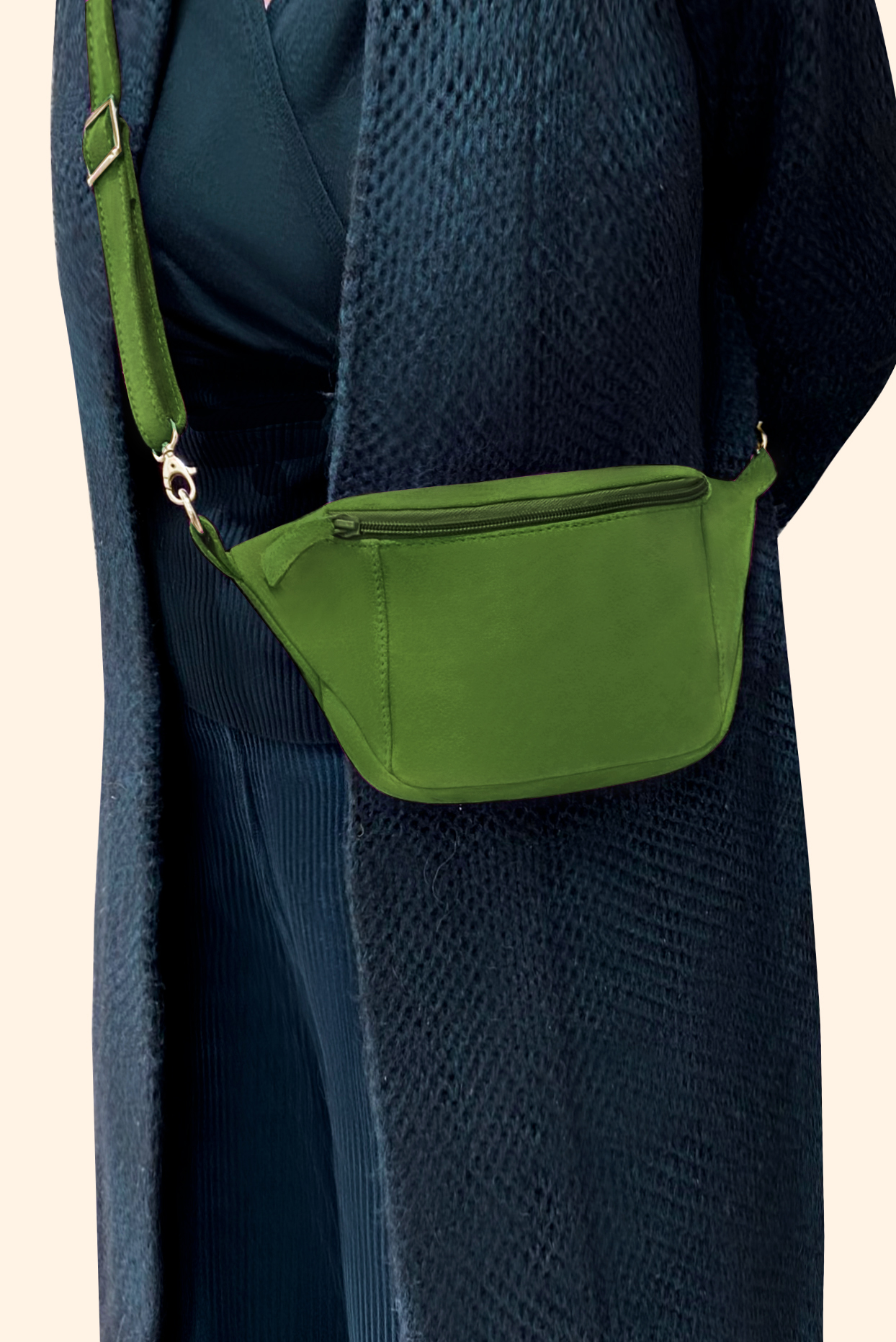 Pochette femme habillée  vert anis pour mariage, cérémonies et soirées. 
            Personnalisation. Vue porté - Florence KOOIJMAN