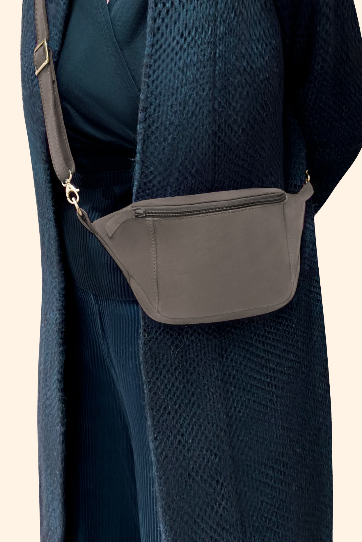 Pochette femme habillée  beige mastic pour mariage, cérémonies et soirées. 
            Personnalisation. Vue porté - Florence KOOIJMAN