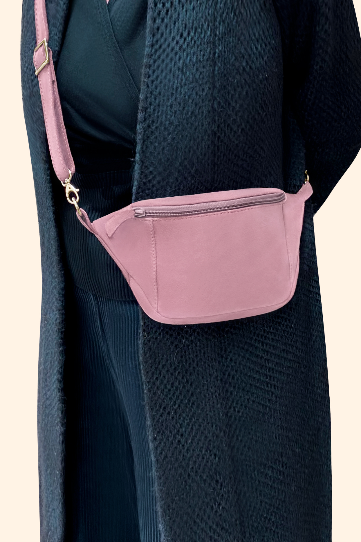 Pochette femme habillée  rose camélia pour mariage, cérémonies et soirées. 
            Personnalisation. Vue porté - Florence KOOIJMAN