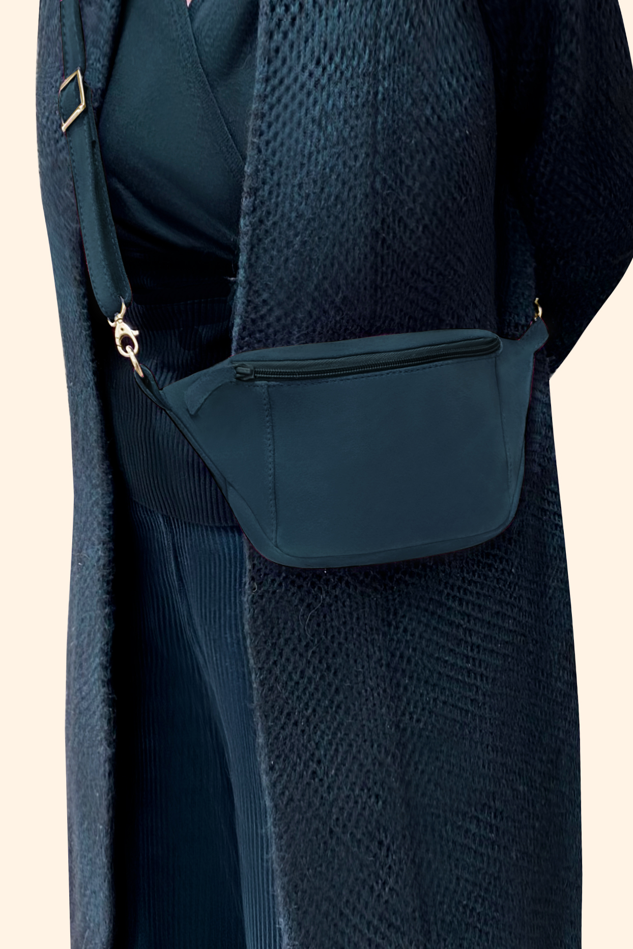 Pochette femme habillée  bleu canard pour mariage, cérémonies et soirées. 
            Personnalisation. Vue porté - Florence KOOIJMAN