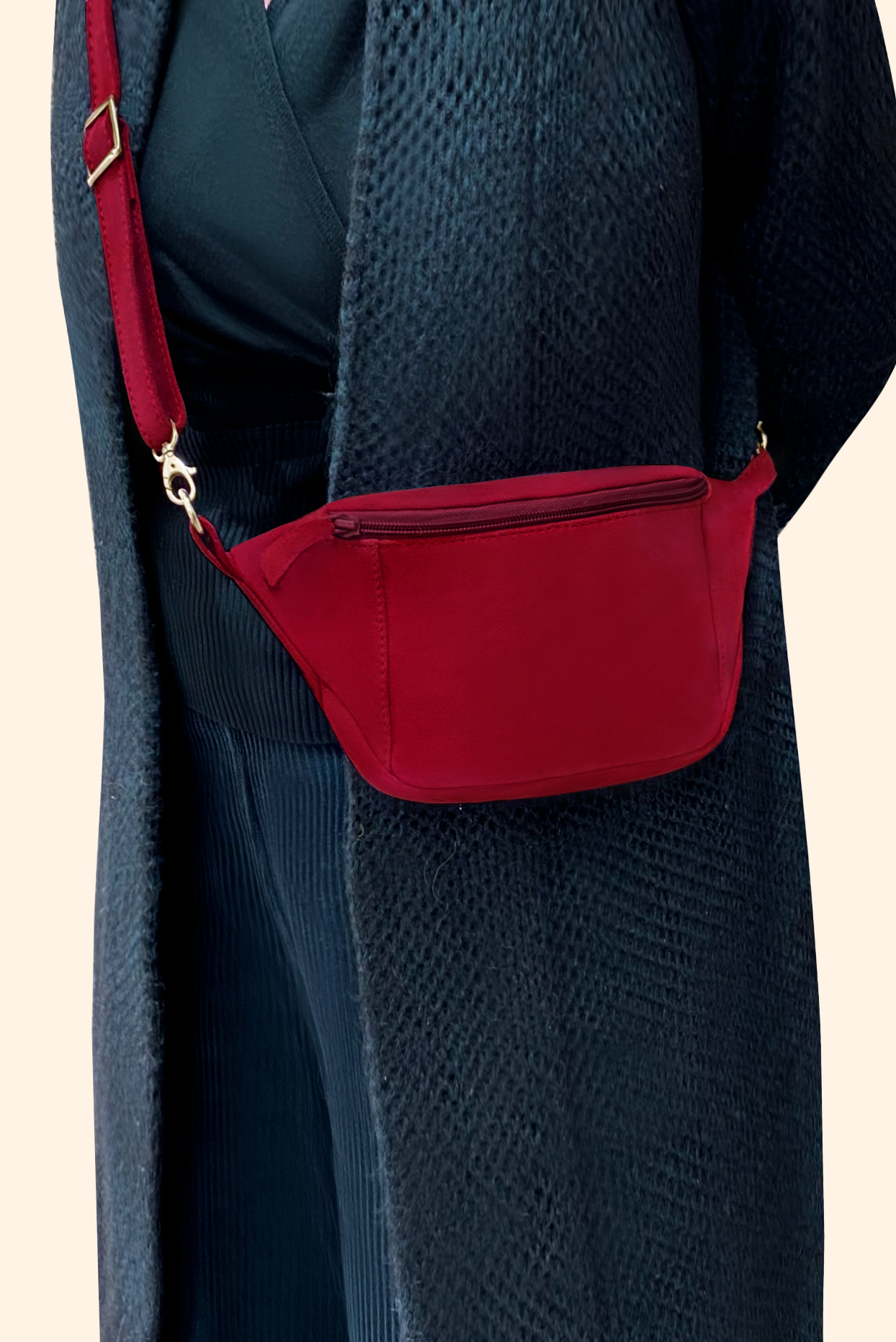 Pochette femme habillée  rouge carmin pour mariage, cérémonies et soirées. 
            Personnalisation. Vue porté - Florence KOOIJMAN