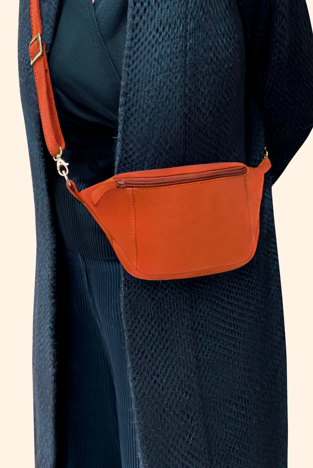 Pochette femme habillée  orange clémentine pour mariage, cérémonies et soirées. 
            Personnalisation. Vue porté - Florence KOOIJMAN