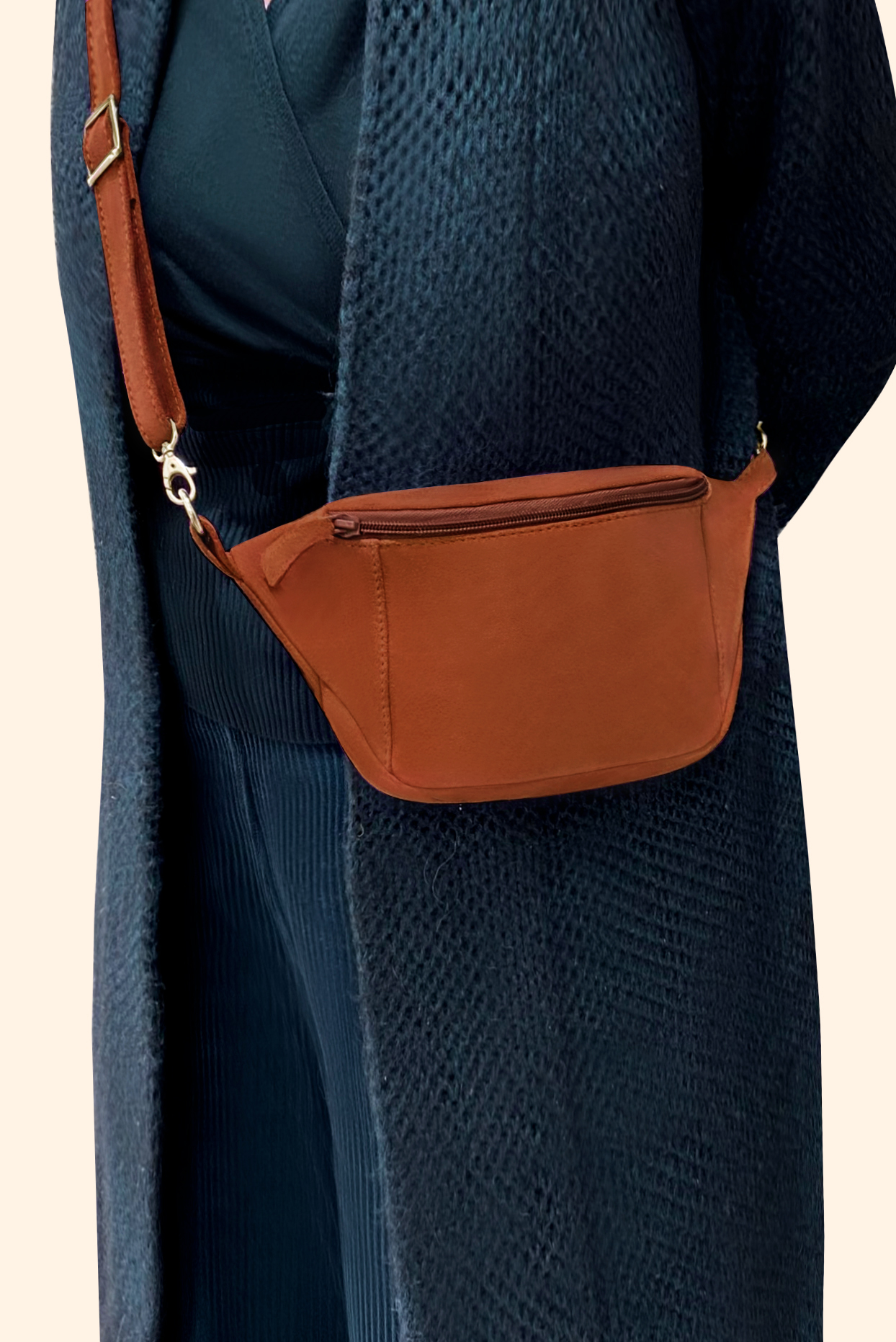 Pochette femme habillée  orange corail pour mariage, cérémonies et soirées. 
            Personnalisation. Vue porté - Florence KOOIJMAN