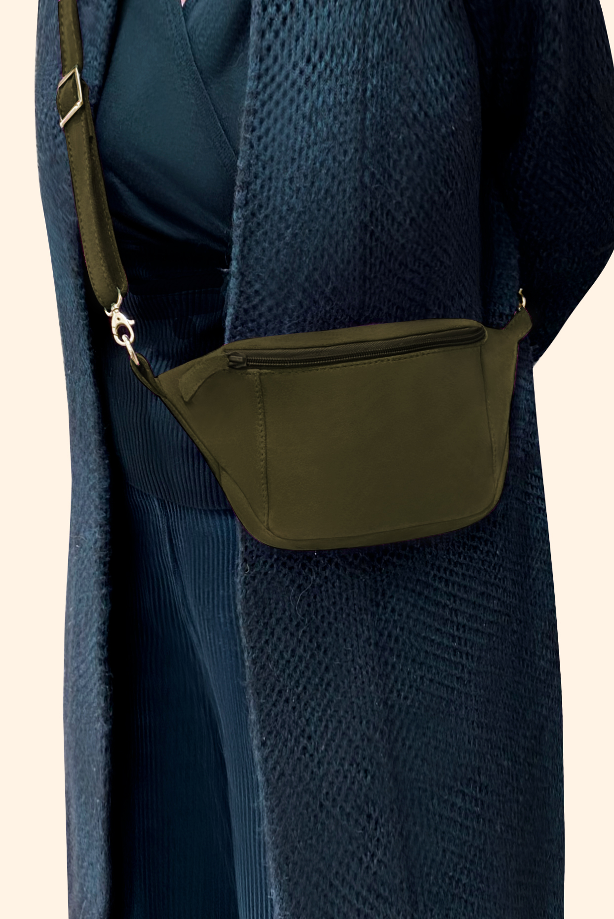 Pochette femme habillée  vert kaki pour mariage, cérémonies et soirées. 
            Personnalisation. Vue porté - Florence KOOIJMAN