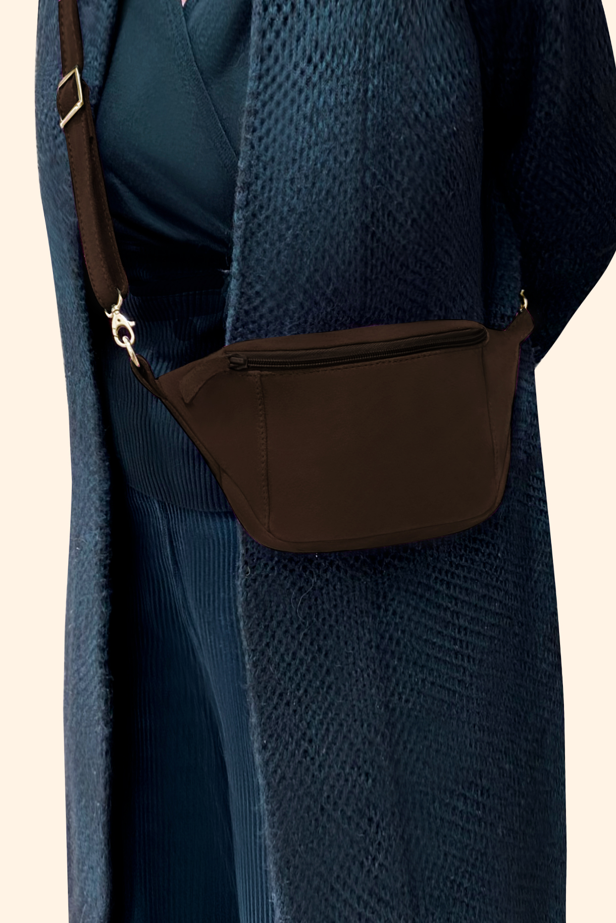 Pochette femme habillée  marron ébène pour mariage, cérémonies et soirées. 
            Personnalisation. Vue porté - Florence KOOIJMAN