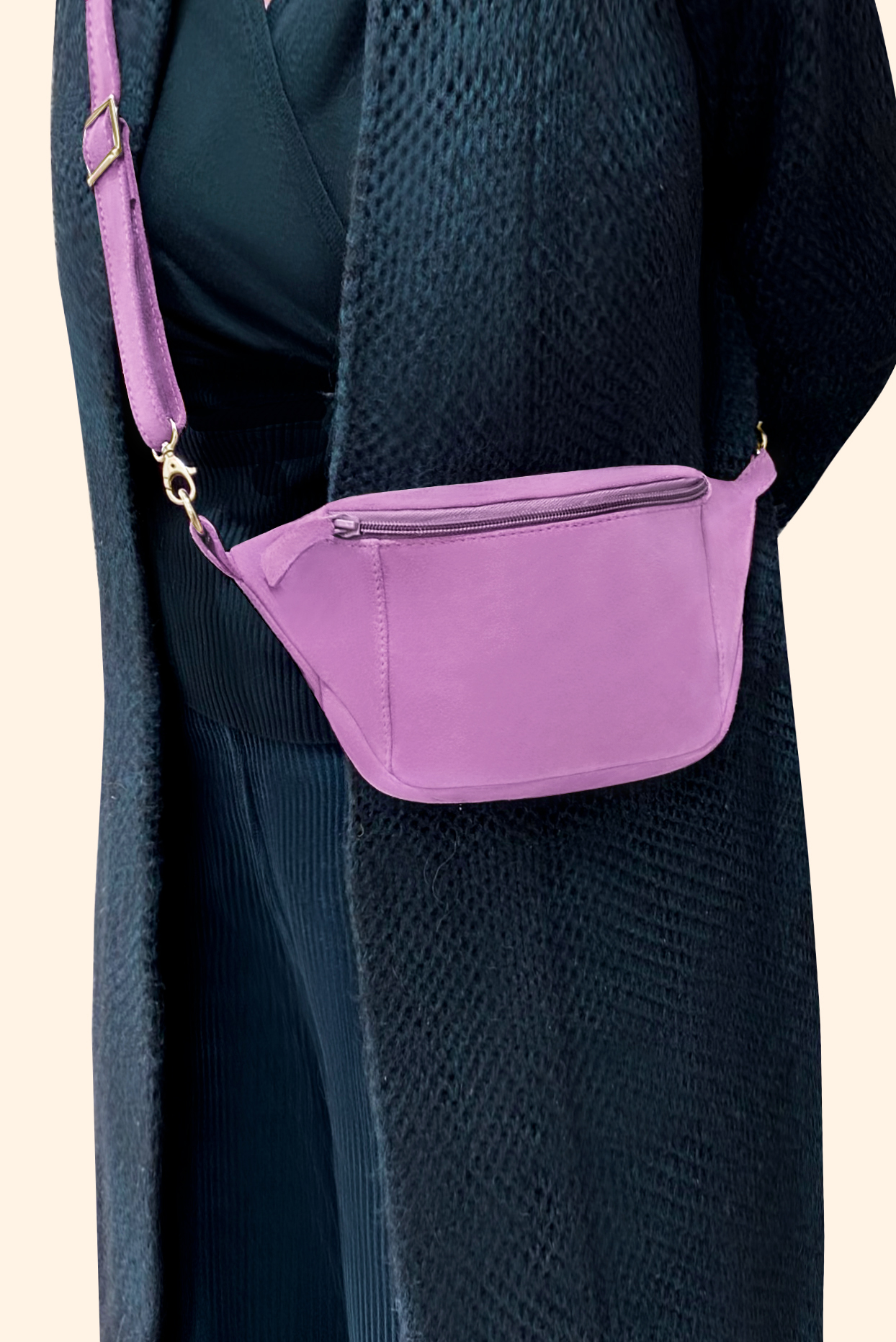 Pochette femme habillée  violet mauve pour mariage, cérémonies et soirées. 
            Personnalisation. Vue porté - Florence KOOIJMAN