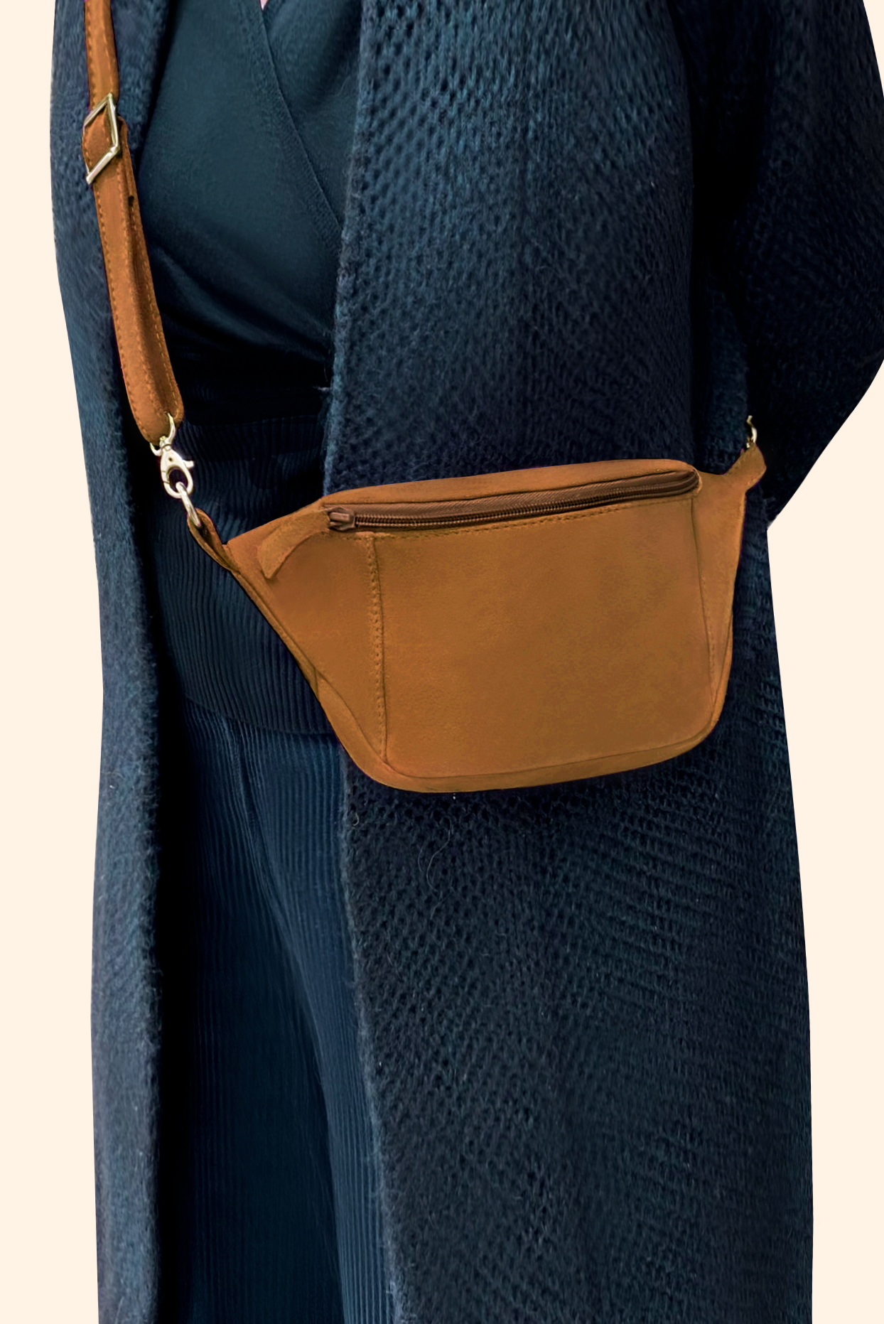 Petit sac à main habillé cuir beige camel - Vue porté