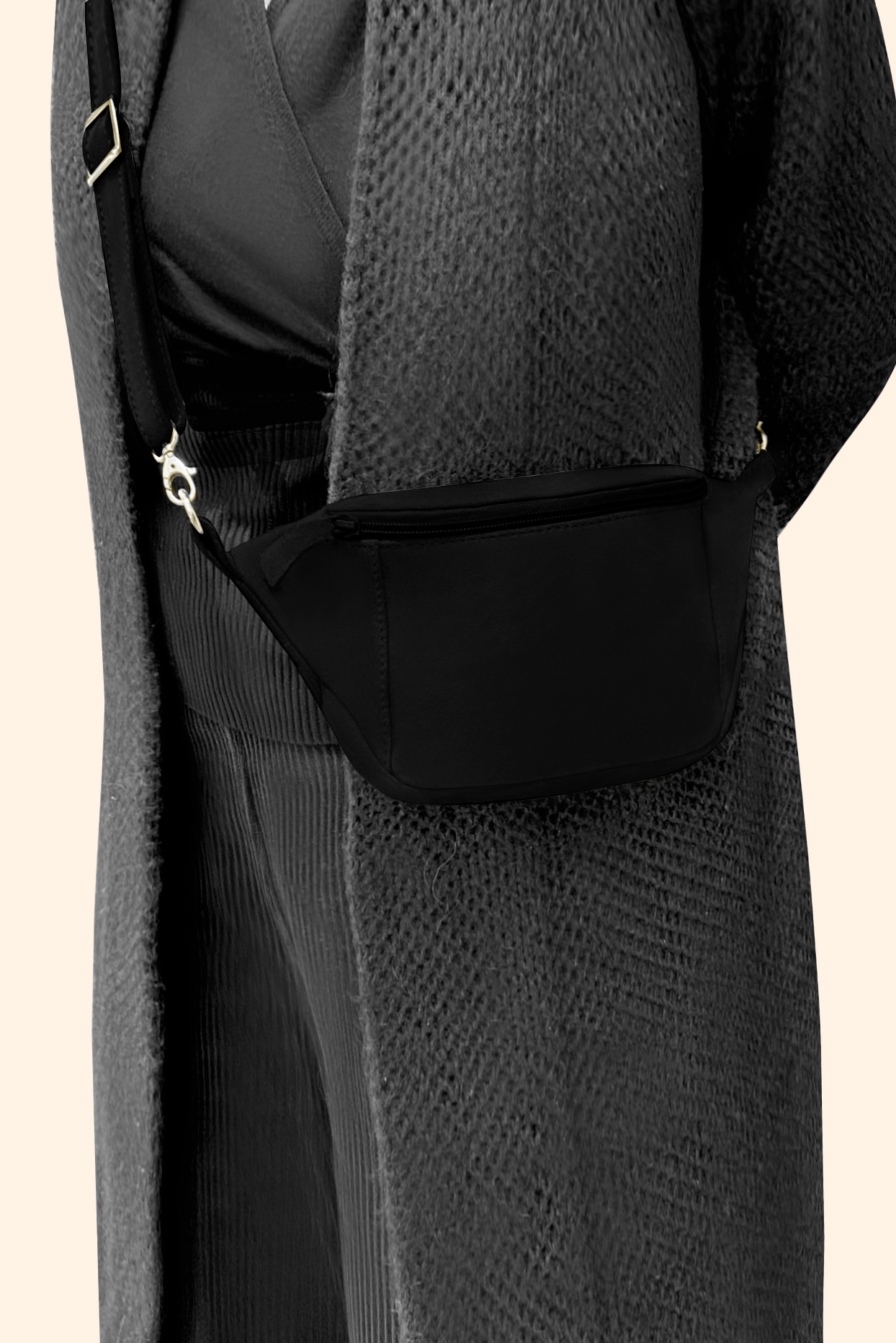 Pochette femme habillée  noir mat pour mariage, cérémonies et soirées. 
            Personnalisation. Vue porté - Florence KOOIJMAN