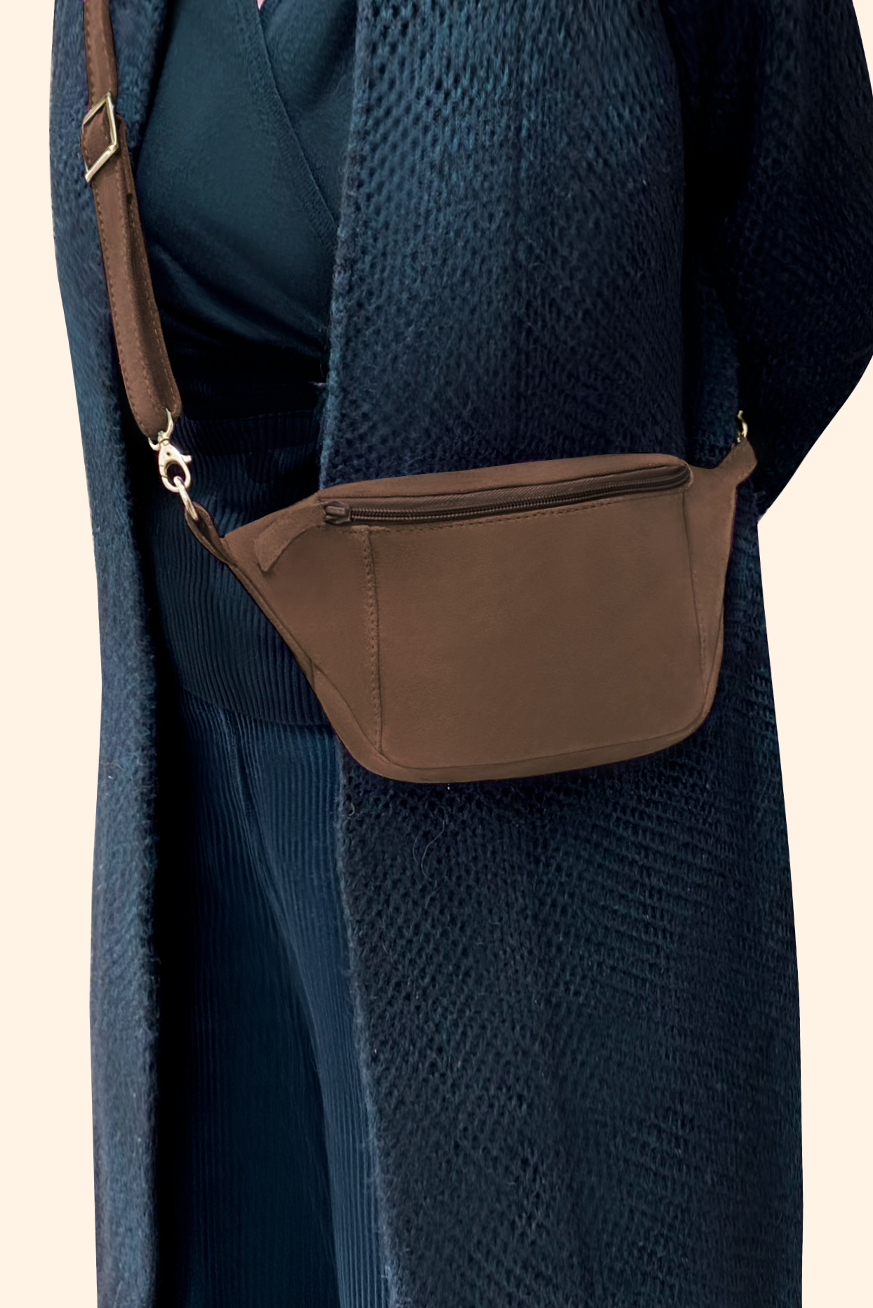 Pochette femme habillée  marron chocolat pour mariage, cérémonies et soirées. 
            Personnalisation. Vue porté - Florence KOOIJMAN