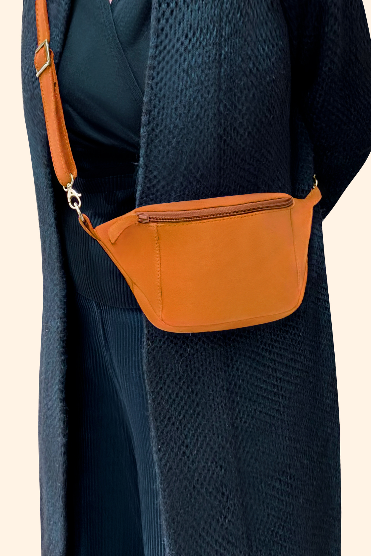 Pochette femme habillée  orange abricot pour mariage, cérémonies et soirées. 
            Personnalisation. Vue porté - Florence KOOIJMAN