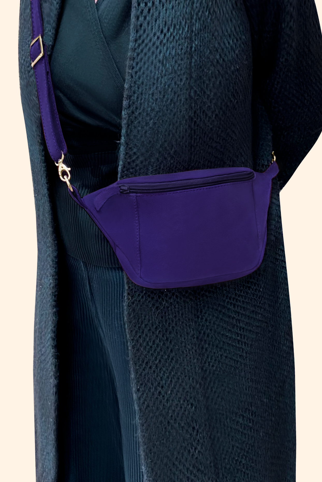 Pochette femme habillée  violet outremer pour mariage, cérémonies et soirées. 
            Personnalisation. Vue porté - Florence KOOIJMAN