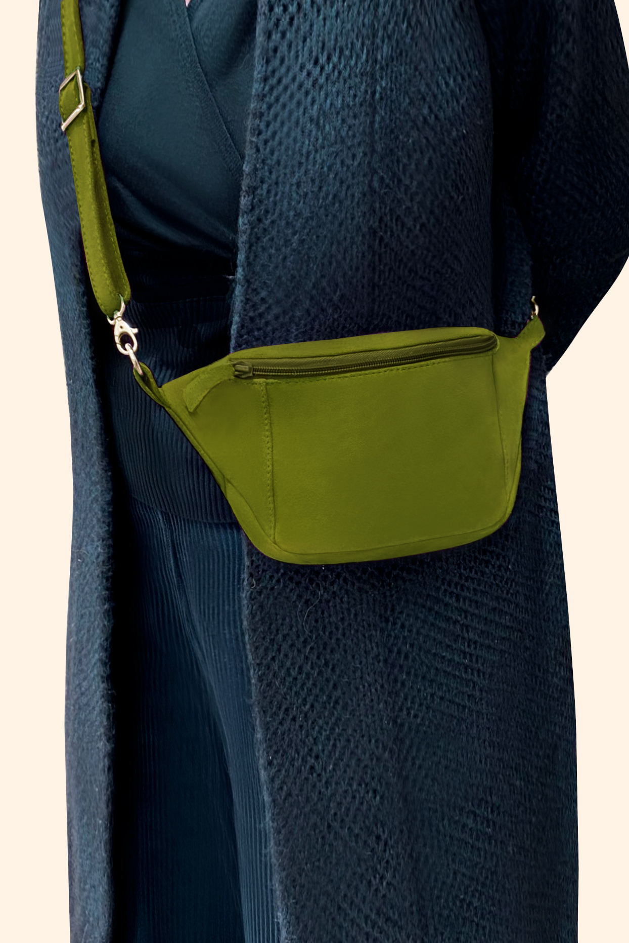 Pochette femme habillée  vert pistache pour mariage, cérémonies et soirées. 
            Personnalisation. Vue porté - Florence KOOIJMAN