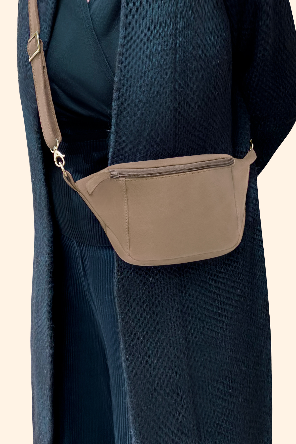 Pochette femme habillée  beige sahara pour mariage, cérémonies et soirées. 
            Personnalisation. Vue porté - Florence KOOIJMAN