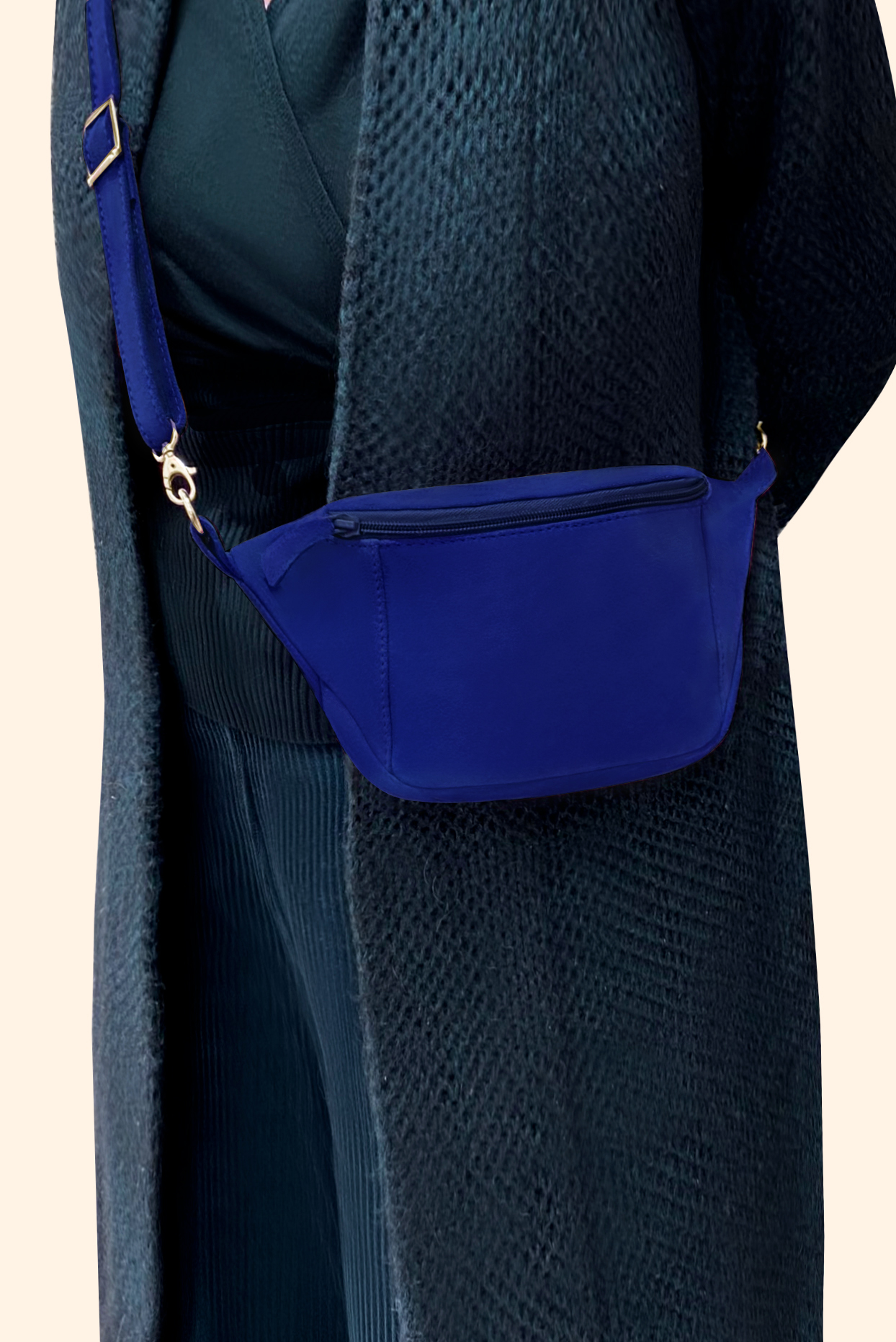 Pochette femme habillée  bleu électrique pour mariage, cérémonies et soirées. 
            Personnalisation. Vue porté - Florence KOOIJMAN