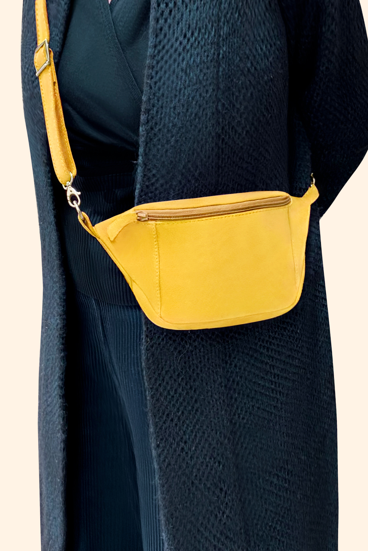 Petit sac à main habillé cuir jaune - Vue porté