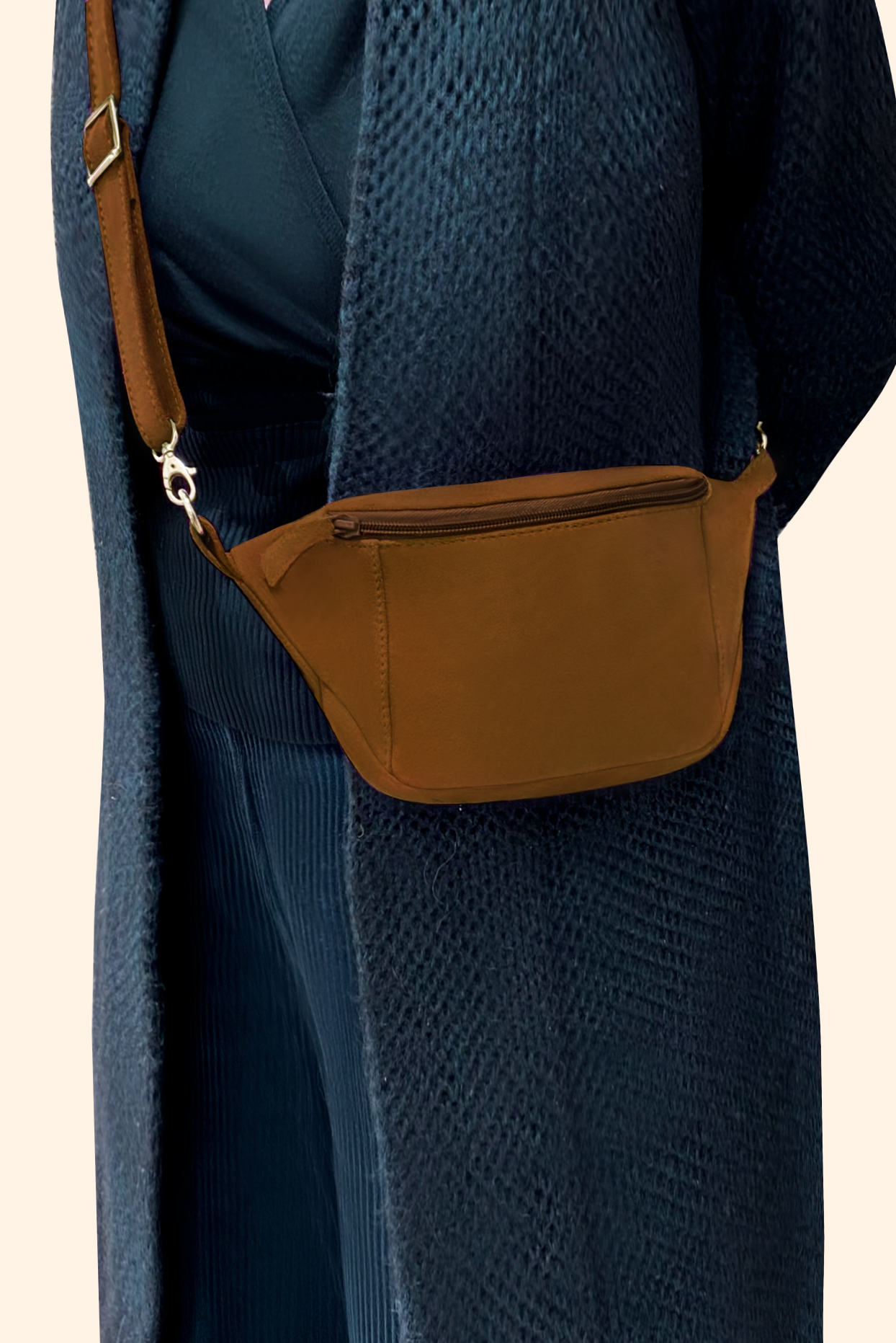 Pochette femme habillée  marron caramel pour mariage, cérémonies et soirées. 
            Personnalisation. Vue porté - Florence KOOIJMAN