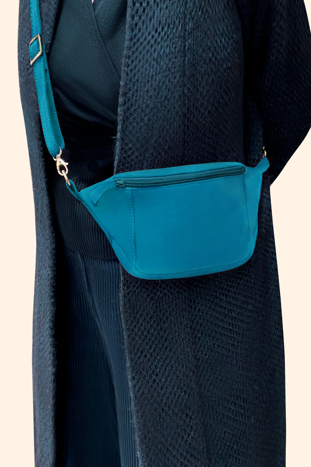 Pochette femme habillée  bleu turquoise pour mariage, cérémonies et soirées. 
            Personnalisation. Vue porté - Florence KOOIJMAN