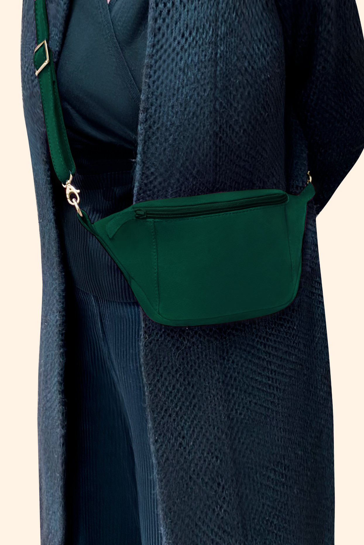 Pochette femme habillée  vert bouteille pour mariage, cérémonies et soirées. 
            Personnalisation. Vue porté - Florence KOOIJMAN