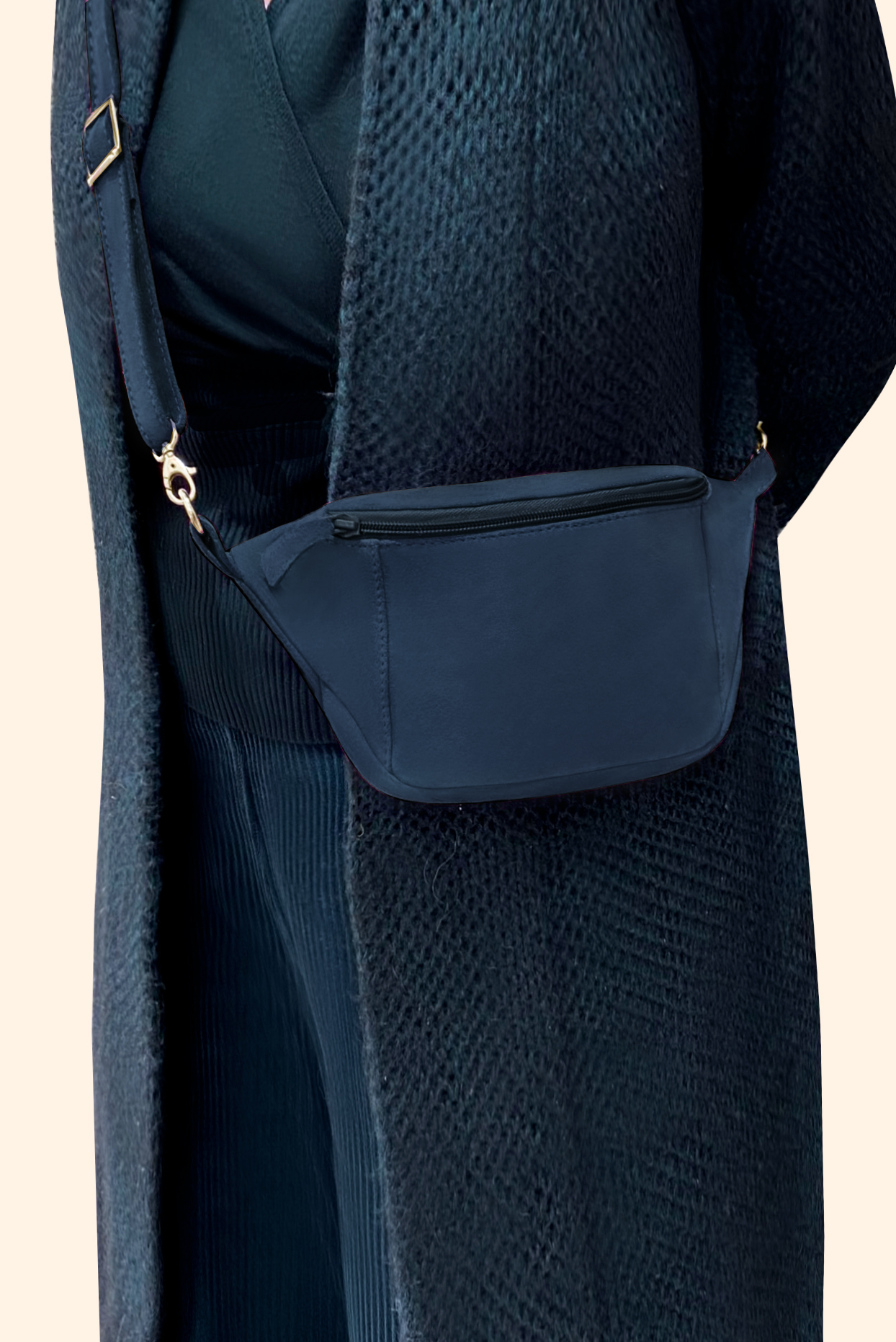 Pochette femme habillée  bleu denim pour mariage, cérémonies et soirées. 
            Personnalisation. Vue porté - Florence KOOIJMAN