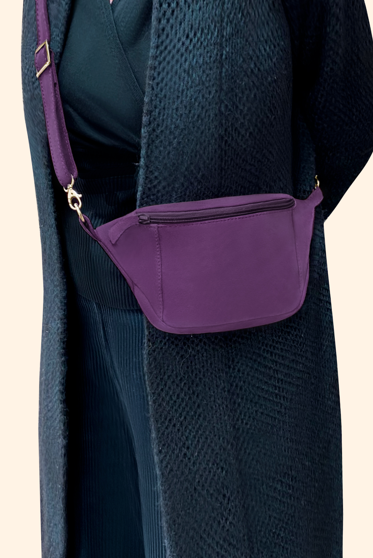 Pochette femme habillée  violet améthyste pour mariage, cérémonies et soirées. 
            Personnalisation. Vue porté - Florence KOOIJMAN