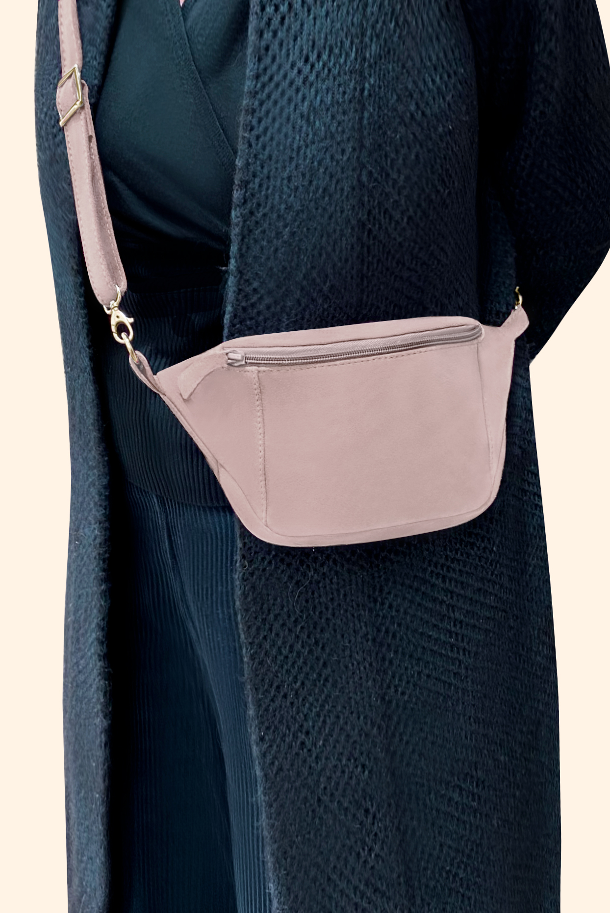 Pochette femme habillée  rose poudré pour mariage, cérémonies et soirées. 
            Personnalisation. Vue porté - Florence KOOIJMAN