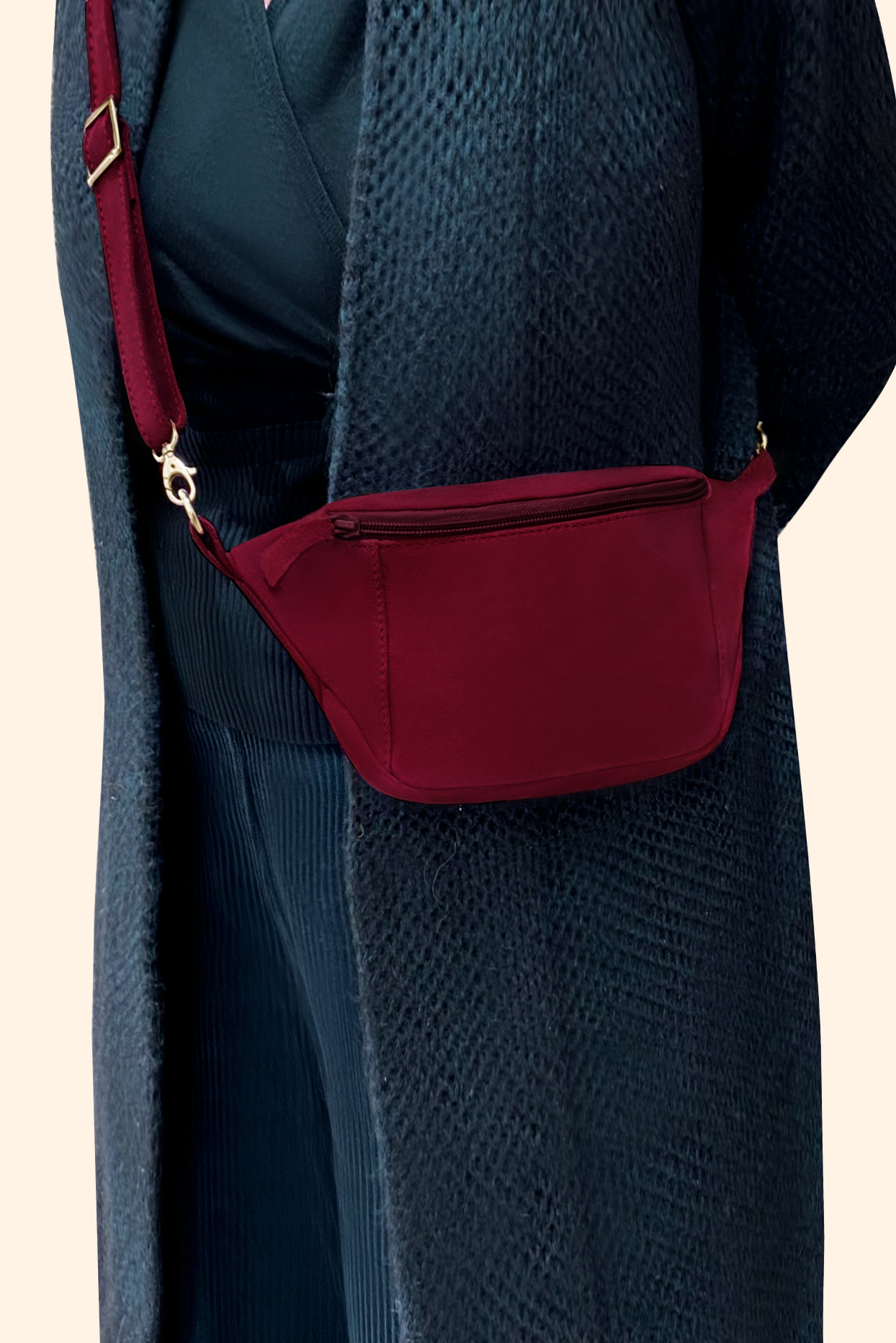 Pochette femme habillée  rouge bordeaux pour mariage, cérémonies et soirées. 
            Personnalisation. Vue porté - Florence KOOIJMAN