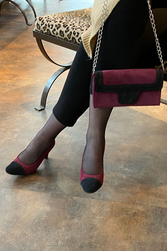 Escarpins, pochette et ceinture assortis couleur noir mat et violet myrtille - Florence KOOIJMAN