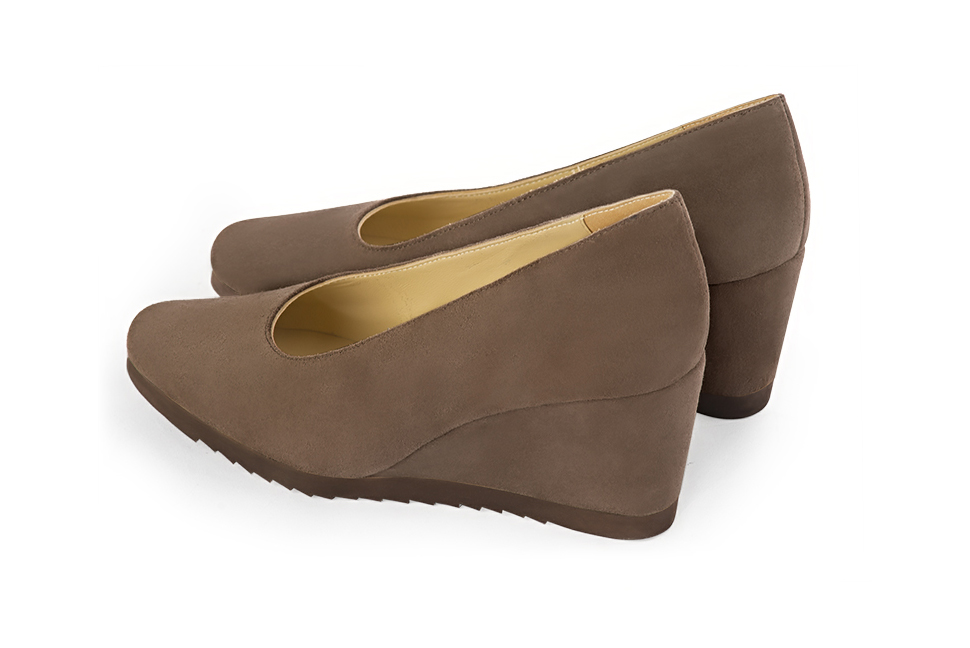 Escarpins marron chocolat. Bout rond. Talon compensé de 6 cm - Vue arrière