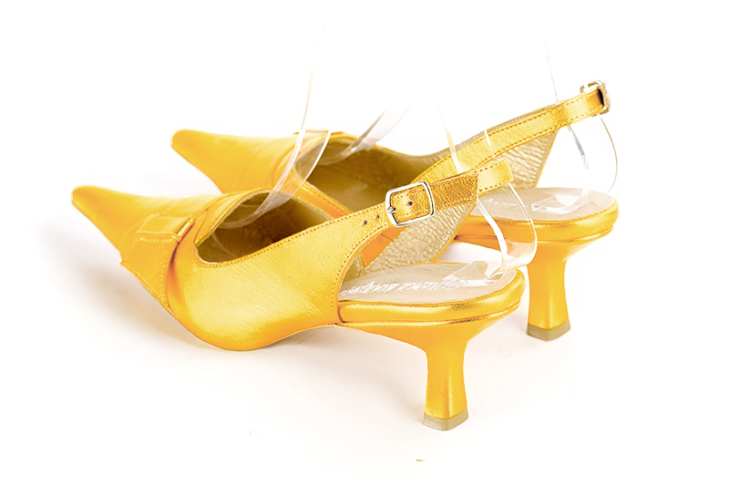 Chaussure femme à brides :  couleur jaune soleil. Bout pointu. Talon mi-haut bobine. Vue arrière - Florence KOOIJMAN