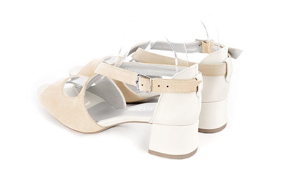 Sandales femme brides croisées fermées à l'arrière beige vanille et blanc cassé. Bout rond. Talon évasé de 4.5 cm - Vue arrière
