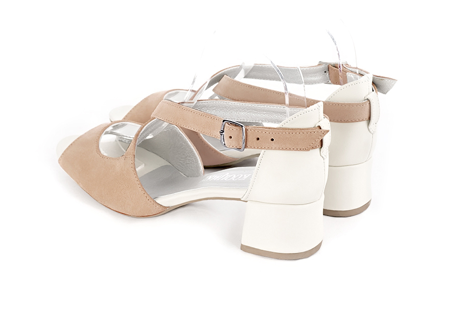 Sandales femme brides croisées fermées à l'arrière beige biscuit et blanc cassé. Bout rond. Talon évasé de 4.5 cm - Vue arrière