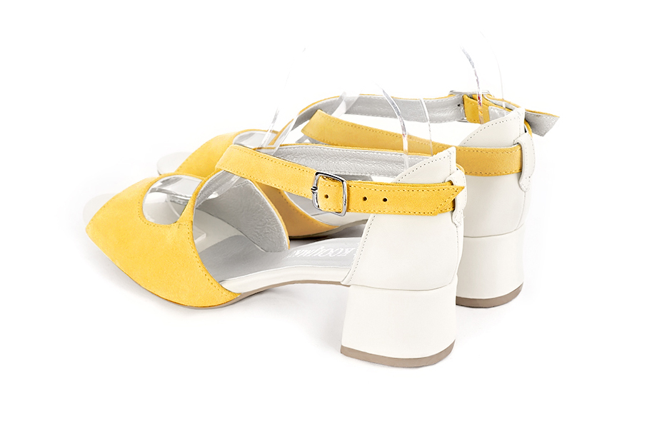 Sandales femme brides croisées fermées à l'arrière jaune et blanc cassé. Bout rond. Talon évasé de 4.5 cm - Vue arrière