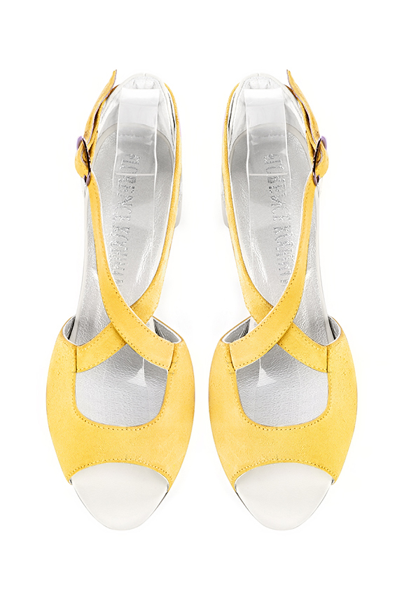 Sandales femme brides croisées fermées à l'arrière jaune et blanc cassé. Bout rond. Talon évasé de 4.5 cm - Vue du dessus