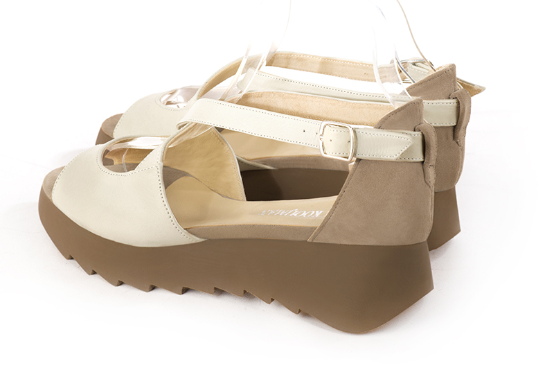 Sandales habillées, élégantes et raffinées, fermées à l'arrière, avec des brides croisées, coloris blanc cassé et beige sahara. Bout rond. Semelle gomme mi-haut. Cérémonie, soirée, cocktail, évènementiel. Personnalisation : Choix des cuirs, 
                des couleurs et des talons. Petites et grandes pointures. - Florence KOOIJMAN