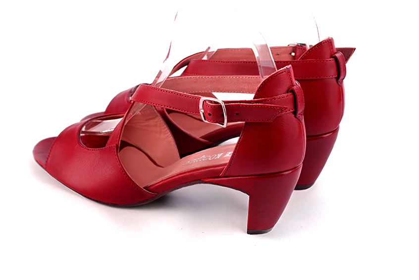 Sandale femme : Sandale soirées et cérémonies couleur rouge carmin. Bout rond. Talon mi-haut virgule. Vue arrière - Florence KOOIJMAN