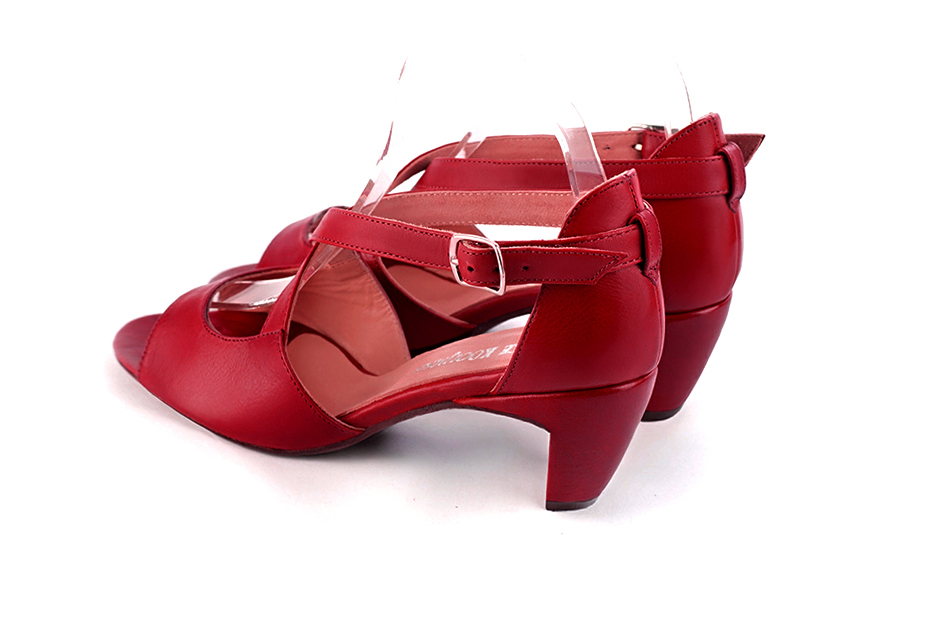 Sandales femme brides croisées fermées à l'arrière rouge carmin. Bout rond. Talon virgule de 5.5 cm - Vue arrière