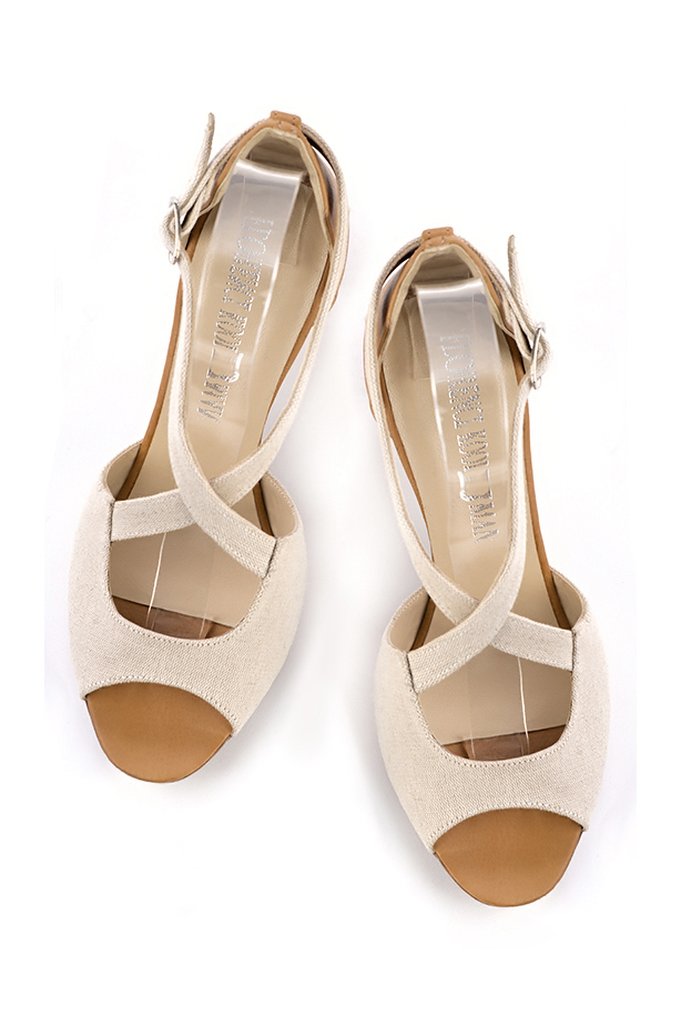 Sandales femme brides croisées fermées à l'arrière beige naturel et beige camel. Bout rond. Talon trotteur de 7.5 cm - Vue du dessus