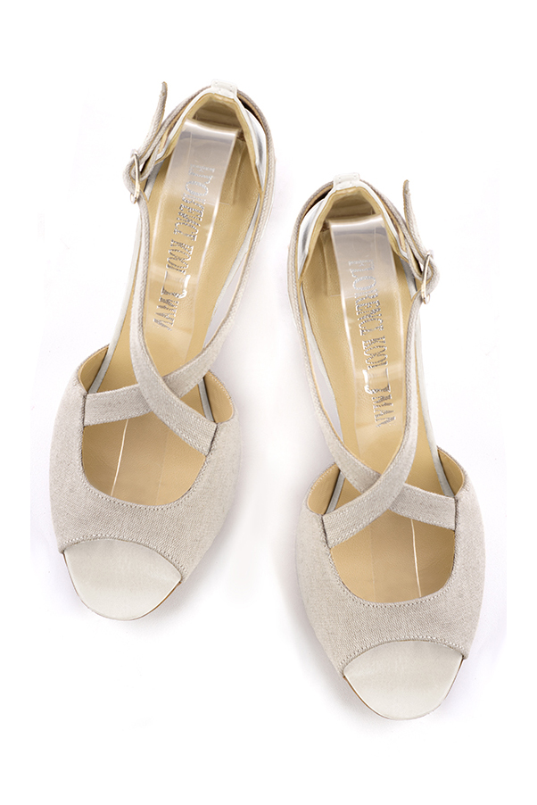 Sandales femme brides croisées fermées à l'arrière beige naturel et blanc cassé. Bout rond. Talon trotteur de 7.5 cm - Vue du dessus