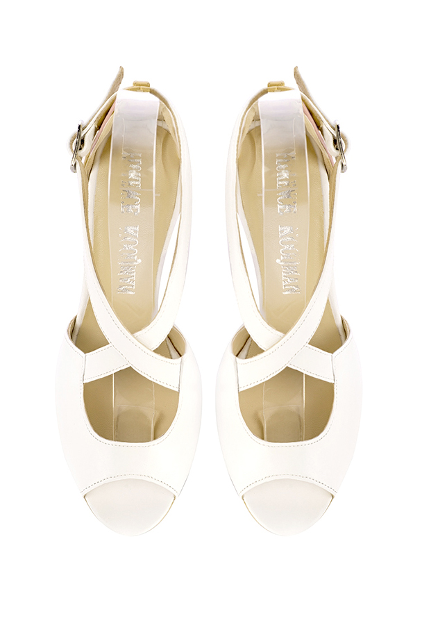 Sandales femme brides croisées fermées à l'arrière blanc cassé et rose poudré. Bout rond. Talon fin de 8 cm - Vue du dessus