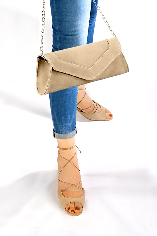 Sandales élégantes et raffinées pour soirées et cérémonies, coloris beige sable. Bout rond. Haut. Talon trotteur. Cérémonie, soirée, cocktail, évènementiel. Personnalisation : Choix des cuirs, 
                des couleurs et des talons. Petites et grandes pointures. - Florence KOOIJMAN
