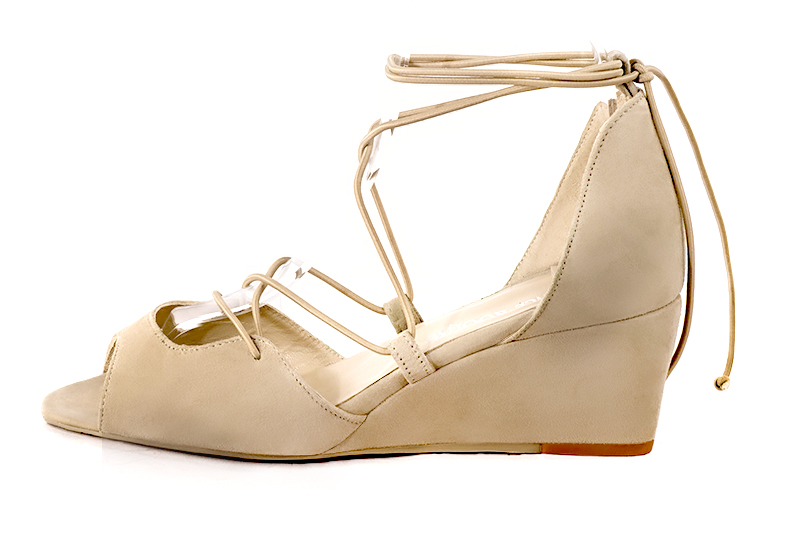Sandales élégantes et raffinées pour soirées et cérémonies, coloris beige sable. Bout rond. Mi-haut à haut. Talon compensé. Cérémonie, soirée, cocktail, évènementiel. Personnalisation : Choix des cuirs, 
                des couleurs et des talons. Petites et grandes pointures. - Florence KOOIJMAN