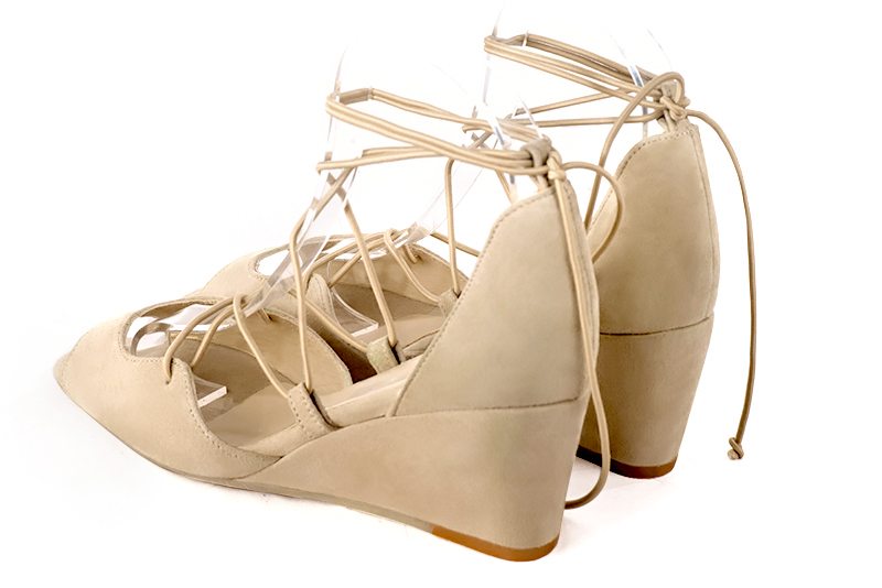Sandale femme : Sandale soirées et cérémonies couleur beige sable. Bout rond. Talon mi-haut compensé. Vue arrière - Florence KOOIJMAN