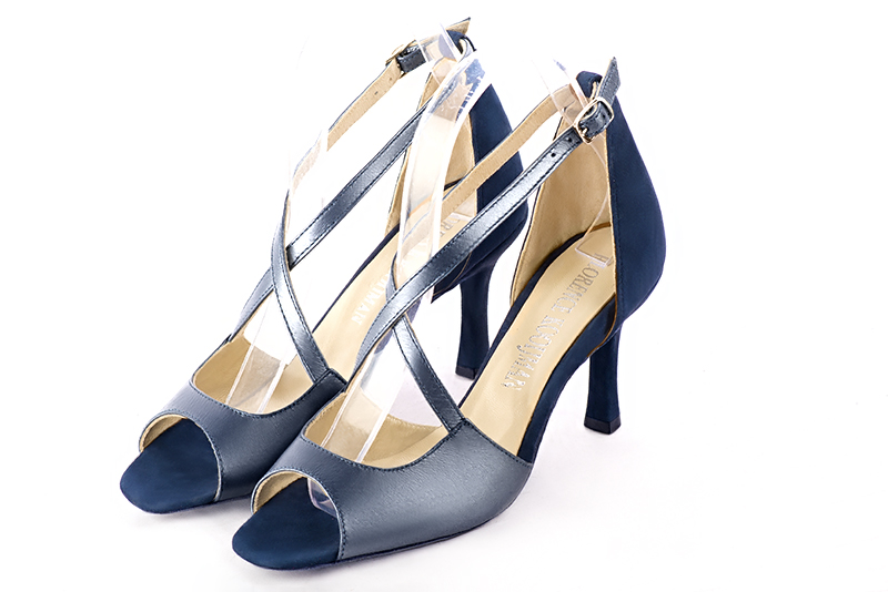 Chaussure femme ouverte : Sandale avec l'arrière fermé et des brides croisées sur le cou-de-pied couleur bleu denim. Talon haut. Talon fin. Bout carré - Florence KOOIJMAN