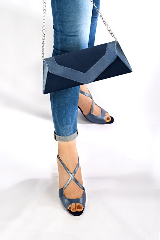 Sandale femme : Sandale soirées et cérémonies couleur bleu denim. Bout carré. Talon haut fin. Vue porté - Florence KOOIJMAN