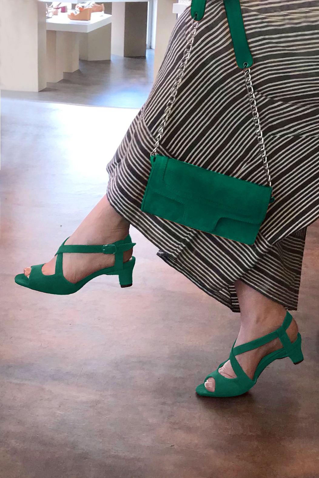 Sandale femme : Sandale soirées et cérémonies couleur vert émeraude. Bout rond. Petit talon trotteur. Vue porté - Florence KOOIJMAN