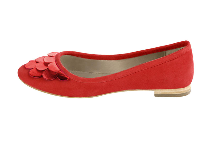 Ballerine : Ballerine sans talon extra plate couleur rouge coquelicot. Bout rond. Semelle cuir talon plat. Vue de profil - Florence KOOIJMAN