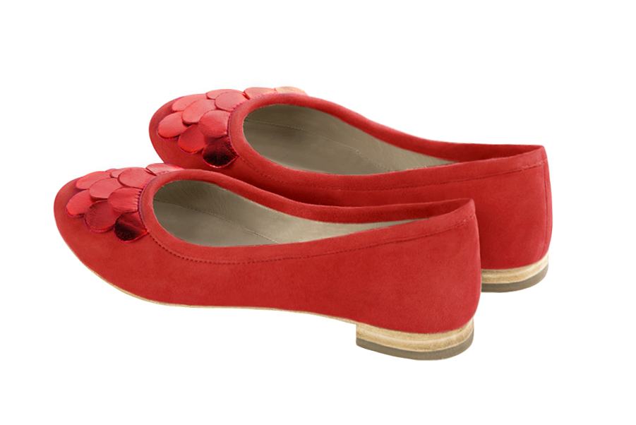 Ballerine : Ballerine sans talon extra plate couleur rouge coquelicot. Bout rond. Semelle cuir talon plat. Vue arrière - Florence KOOIJMAN