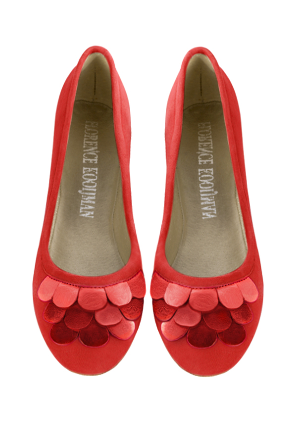 Ballerine : Ballerine sans talon extra plate couleur rouge coquelicot. Bout rond. Semelle cuir talon plat. Vue du dessus - Florence KOOIJMAN