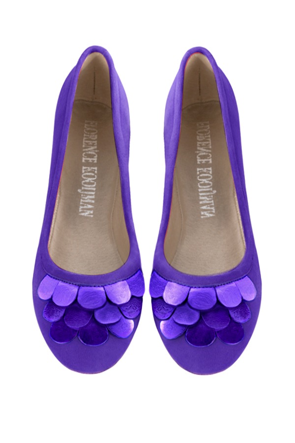 Ballerine : Ballerine sans talon extra plate couleur violet outremer. Bout rond. Semelle cuir talon plat. Vue du dessus - Florence KOOIJMAN